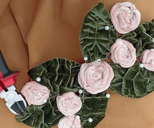 Bandeau Hat im Atelier