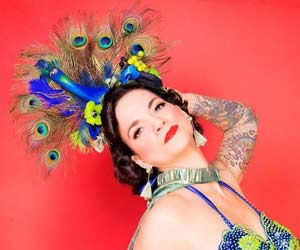 grosser Kopfschmuck mit Pfau