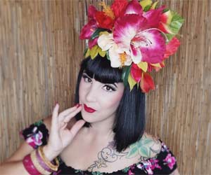 großer Kopfschmuck rote blumen