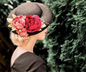 Blumen zum Anstecken: ein Hut - viele Variationen