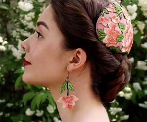 Ausgefallene Ohrringe hängend Groß vergoldet Rosa Glasperlen Acryl handgefertigter Schmuck Original Geschenke für Frauen Hintergrundfarbe Transparent 