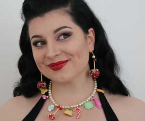 Perlenkette und Ohrringe mit Süßigkeiten