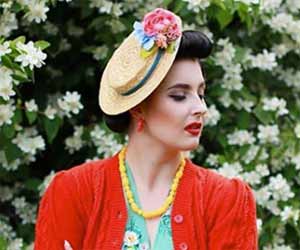 kleiner Strohhut canotier mit bunten blumen