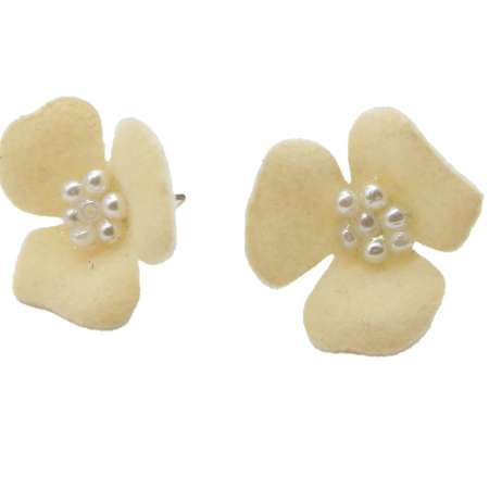 Samtblumen Ohrstecker in Beige