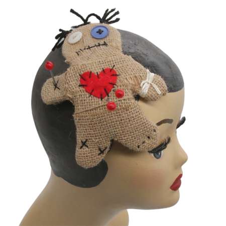 Niedlicher Fascinator mit woodoo puppe und Zuckerstange.