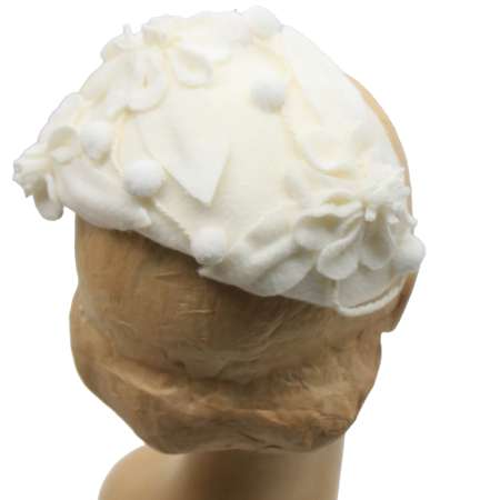 half hat weiss auf Hinterkopf