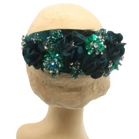 grüner Fascinator auf dem Hinterkopf getragen