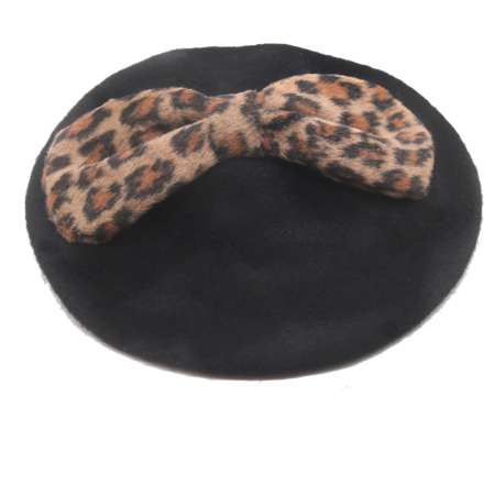 Schwarzes Barett mit Leo Schleife