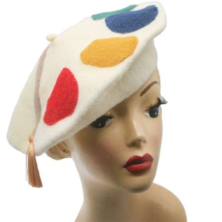 Weisses Barett mit Künstler Palette Farbe