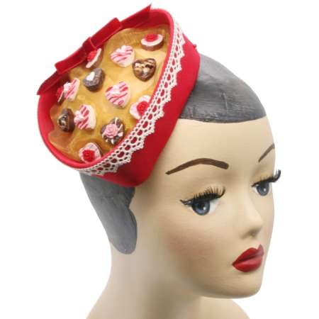Bunter Fascinator mit Pralinen