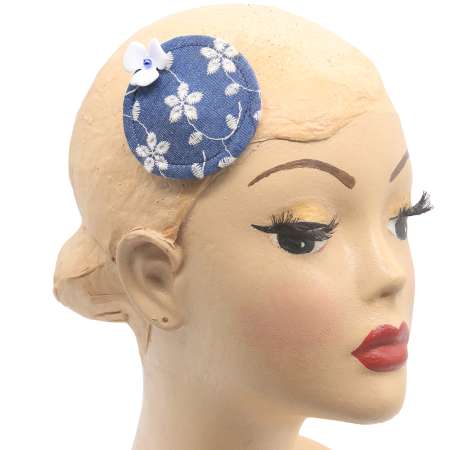 Fascinator klein  aus Jeansstoff mit Stickerei