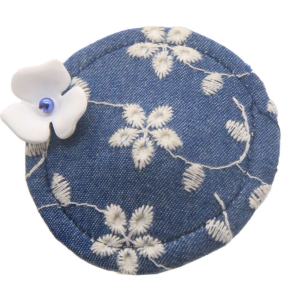 Blauer Mini Fascinator mit Blumen und Jeans