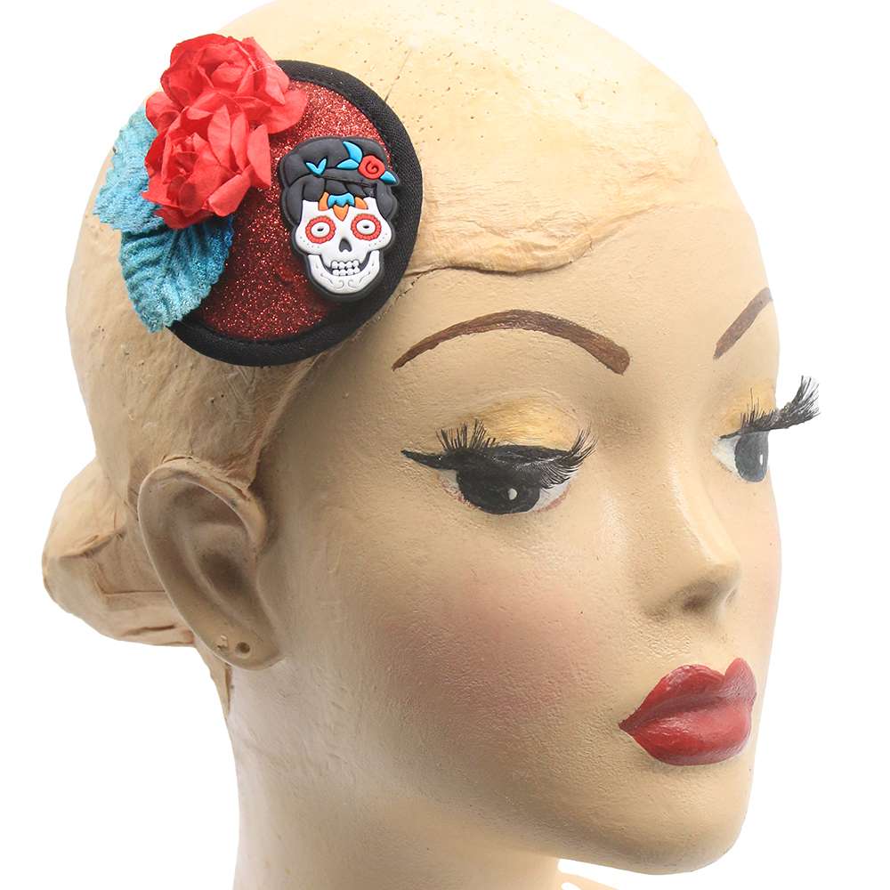 Kopf mit Mini-Fascinator in Rot-Glitzer mit Sugar Skull