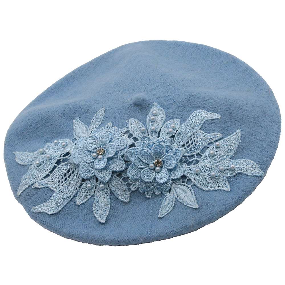 Beret in light blue with lace