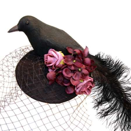 Schwarzer Fascinator mit Rabe, lila Blumen und Schleier