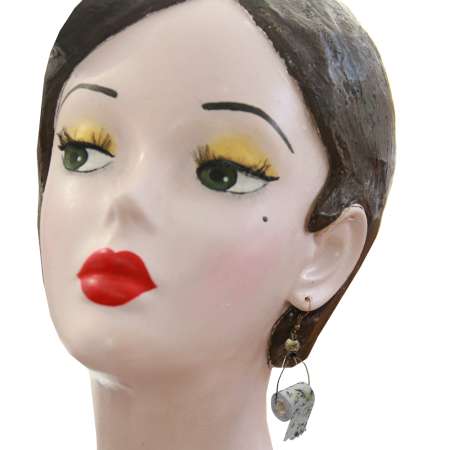 Kopf mit Ohrringen mit Toilettenpapier