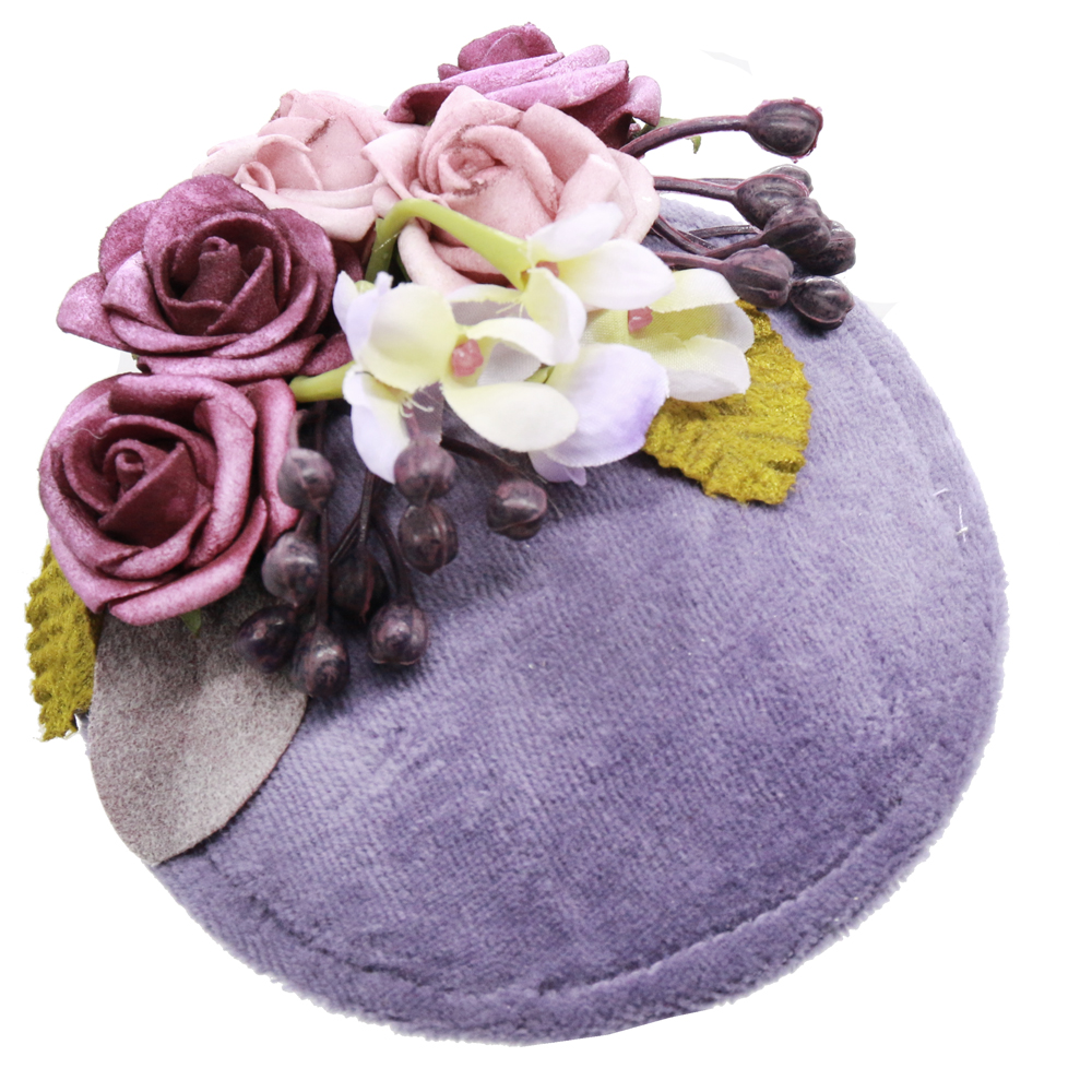 Vintage Stil Fascinator in violett mit lila Blumen