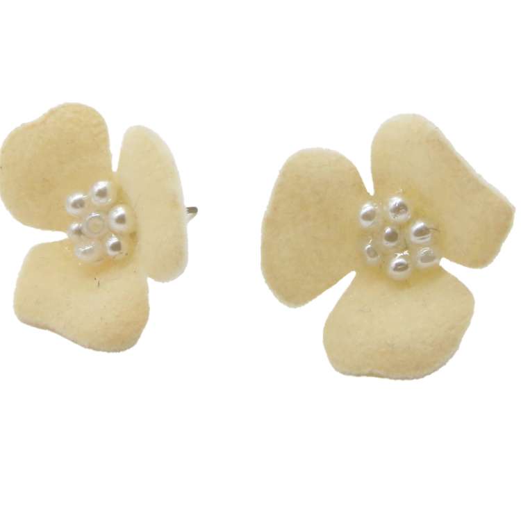 Samtblumen Ohrstecker in Beige