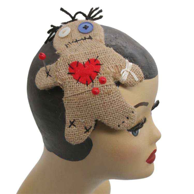 Niedlicher Fascinator mit woodoo puppe und Zuckerstange.