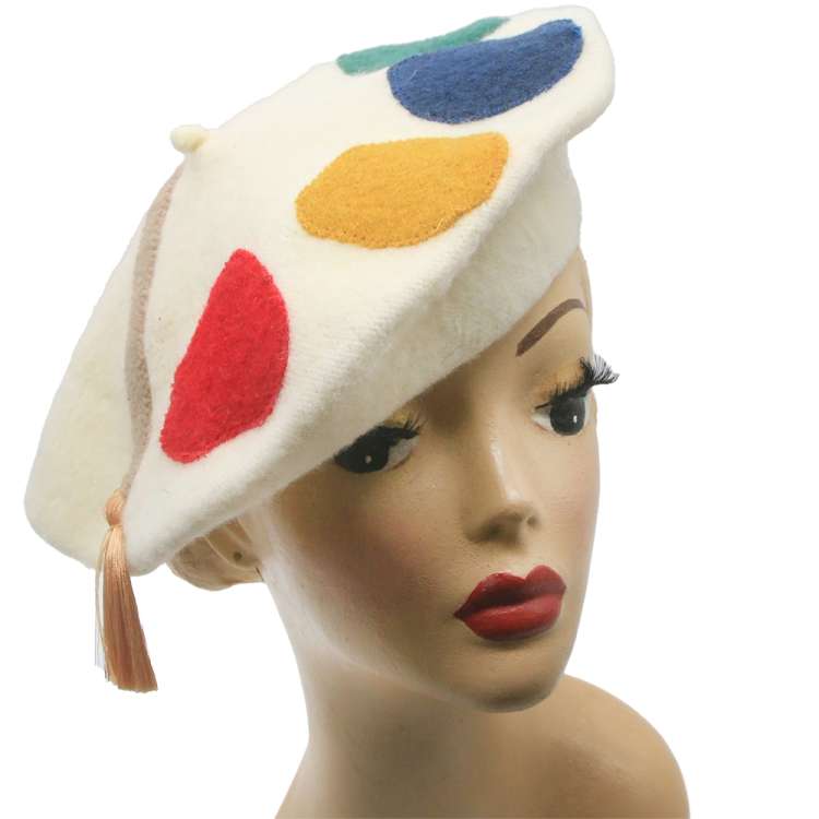 Weisses Barett mit Künstler Palette Farbe