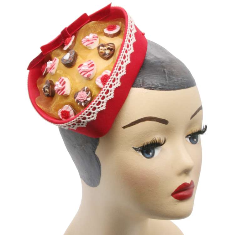 Bunter Fascinator mit Pralinen