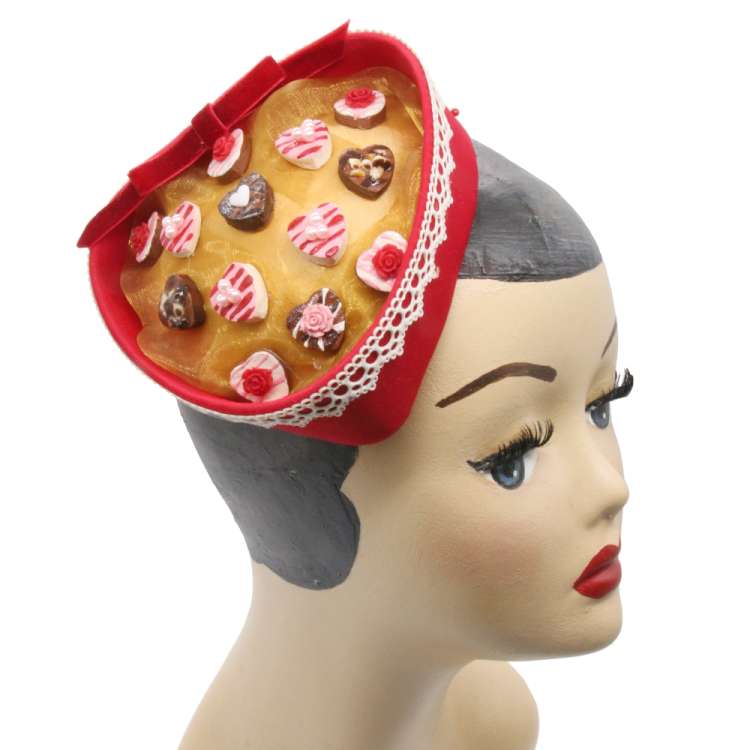 Herz Fascinator rote Pralinen