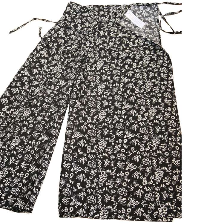 Sommerhose im Vintage-Stil Blumen schwarz weiß