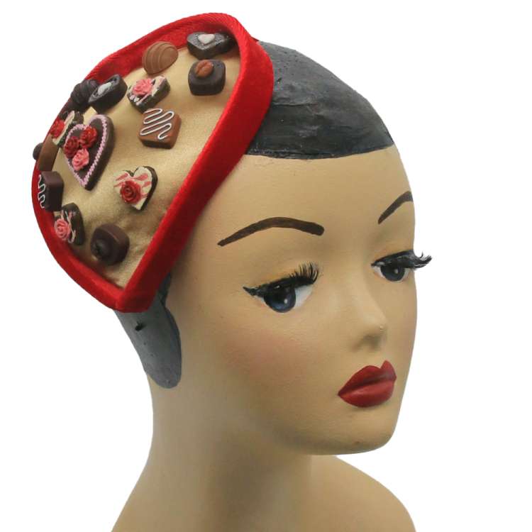 roter Fascinator Herzpralinen