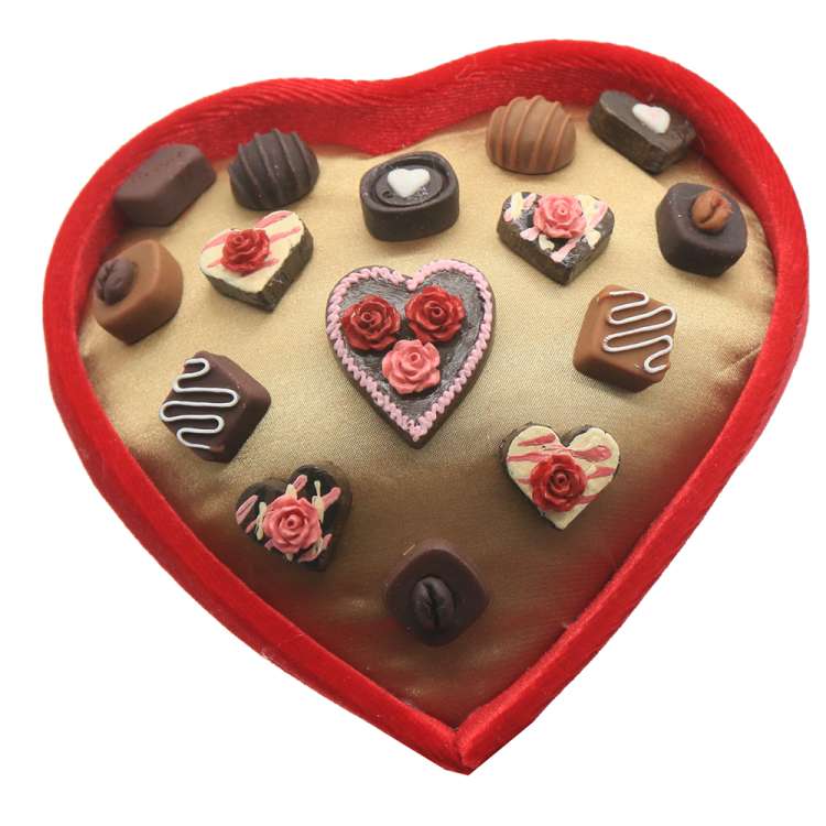 rote Pralinen Herz Fascinator