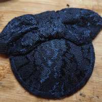 Fascinator mit Spitzenstoff und Schleife in Blau