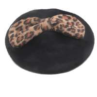 Schwarzes Barett mit grosser Leo-Schleife