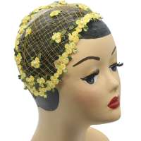 Gelber Half Hat mit Netz und kleinen Stickblumen im Vintage Stil